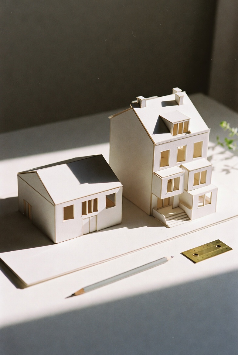 Architekten-Schreibtisch mit drei Gebäudemodellen
